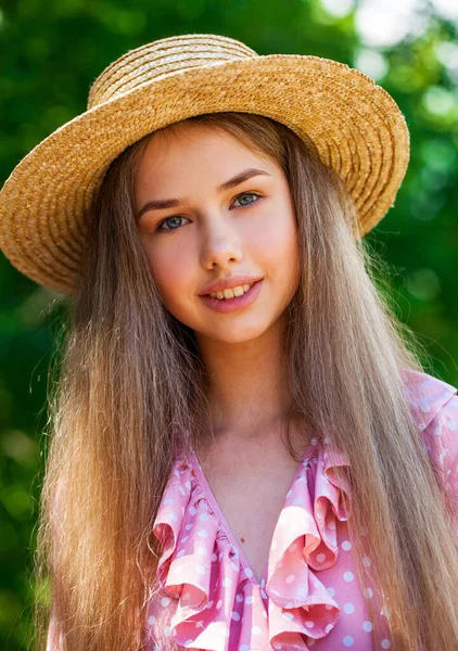 Retrato Una Joven Con Sombrero Paja — Foto de Stock