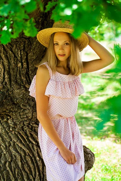 Retrato Uma Jovem Menina Bonita Vestido Verão Posando Sombra Carvalho — Fotografia de Stock