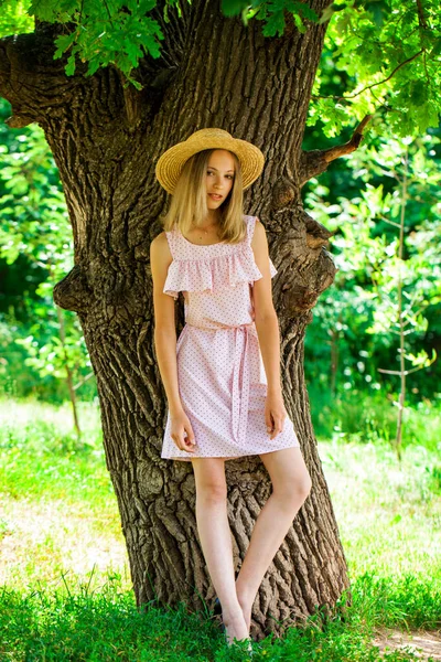 Yazlık Elbiseli Güzel Bir Kızın Portresi Meşe Ağacının Gölgesinde Poz — Stok fotoğraf