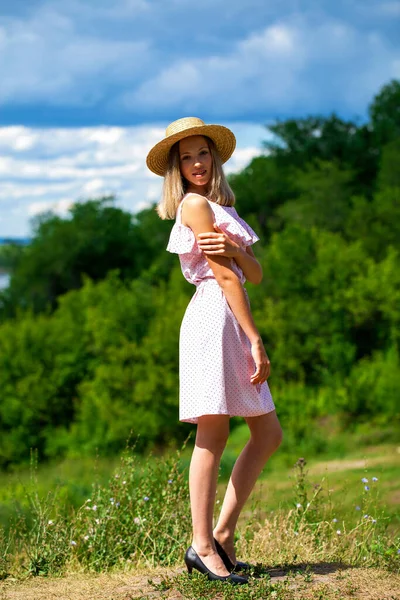 Portrait Une Jeune Belle Fille Blonde Sur Fond Ciel Bleu — Photo