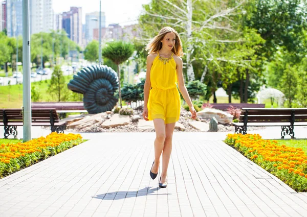 Retrato Cuerpo Entero Una Joven Rubia Vestida Amarillo Caminando Por —  Fotos de Stock