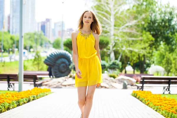 Retrato Corpo Inteiro Uma Jovem Loira Vestido Amarelo Andando Parque — Fotografia de Stock