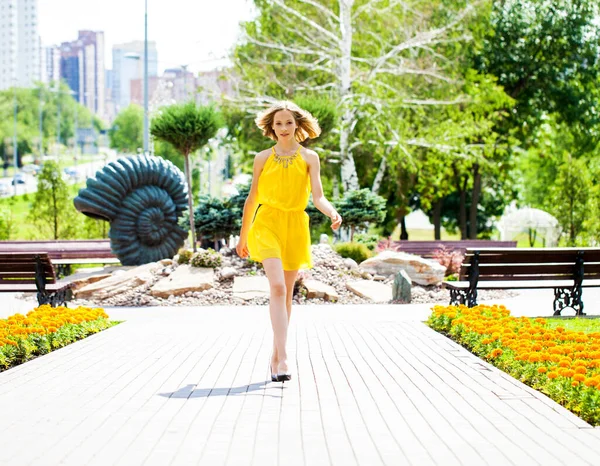 Pełne Ciało Portret Młodej Blondynki Żółtej Sukience Spacery Parku Letnim — Zdjęcie stockowe