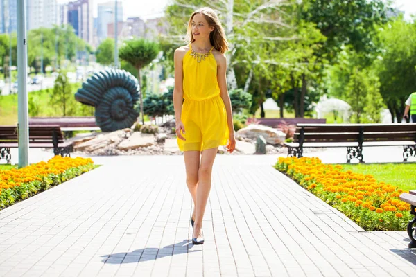 Sarı Elbiseli Yaz Parkında Yürüyen Sarışın Bir Kadının Vücut Portresi — Stok fotoğraf