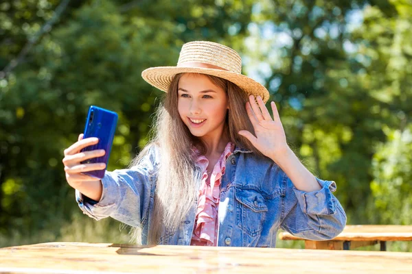 Retrato Una Joven Con Sombrero Paja —  Fotos de Stock