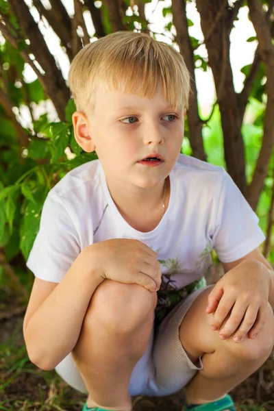 フルボディポートレートの若いですブロンド男の子で夏公園 — ストック写真