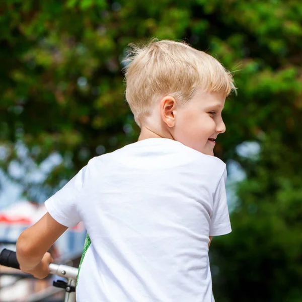 Petit Garçon Équitation Scooter Dans Parc Ville — Photo