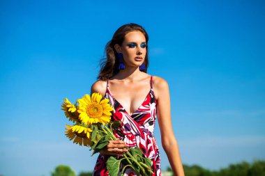 Yaz parkında genç ve güzel bir esmer kadının portresi.