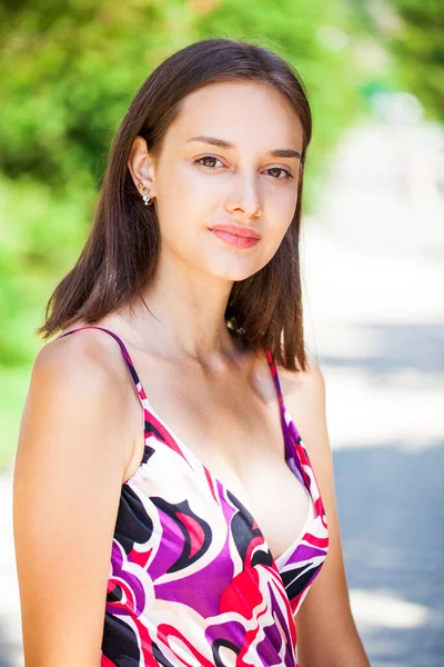 Close Retrato Uma Jovem Bela Mulher Morena Parque Verão — Fotografia de Stock