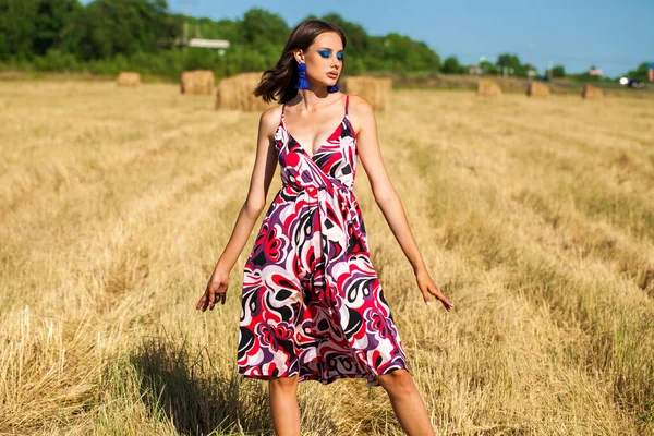 밀밭에 화장을 아름다운 여자의 — 스톡 사진