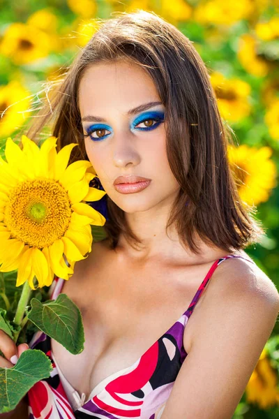 Retrato Una Joven Hermosa Mujer Con Maquillaje Brillante Posando Campo —  Fotos de Stock
