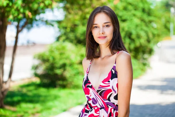 Närbild Porträtt Ung Vacker Brunett Kvinna Sommarparken — Stockfoto