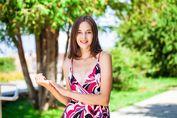 Närbild Porträtt Ung Vacker Brunett Kvinna Sommarparken — Stockfoto