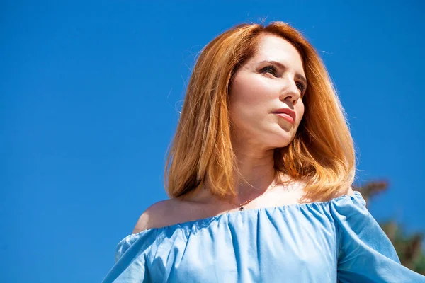 Retrato Una Hermosa Mujer Vestido Azul Sobre Fondo Del Cielo —  Fotos de Stock