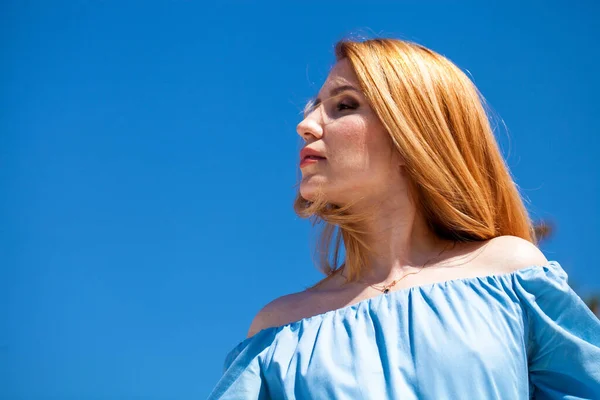 Retrato Uma Mulher Bonita Vestido Azul Contra Fundo Céu — Fotografia de Stock