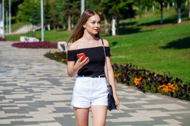 Beyaz şortlu güzel sarışın bir kadının portresini yakından çek.