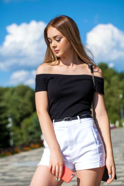 Beyaz şortlu güzel sarışın bir kadının portresini yakından çek.