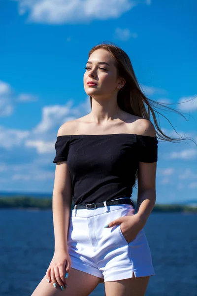 Close Retrato Uma Jovem Bela Mulher Loira Shorts Brancos — Fotografia de Stock