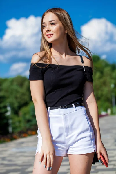 Retrato Cerca Una Joven Hermosa Rubia Pantalones Cortos Blancos —  Fotos de Stock