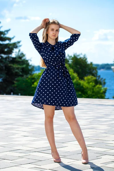 Full Body Portrait Young Beautiful Brunette Woman Walking Summer Park — Stock Photo, Image