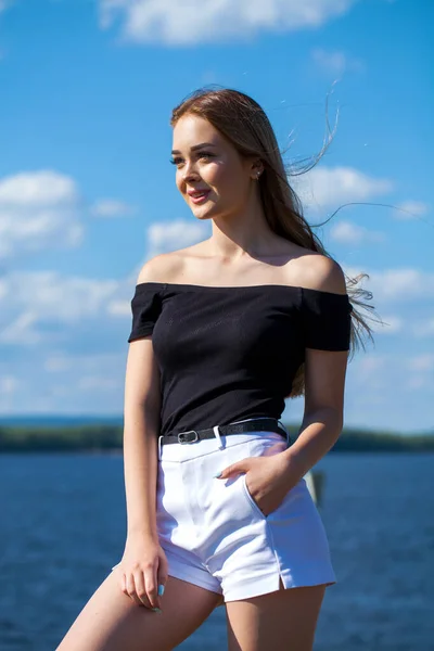 Close Retrato Uma Jovem Bela Mulher Loira Shorts Brancos — Fotografia de Stock