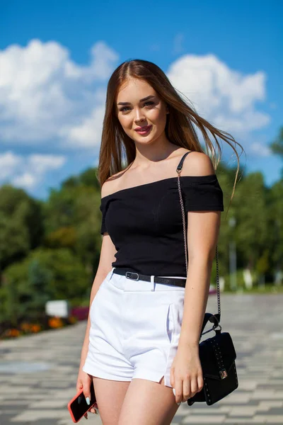 Retrato Cerca Una Joven Hermosa Rubia Pantalones Cortos Blancos — Foto de Stock