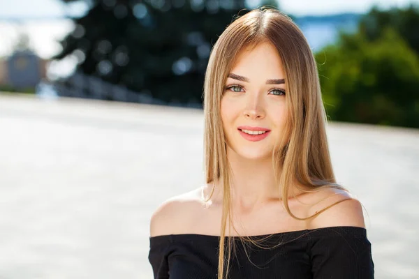 Close Retrato Uma Jovem Bela Mulher Loira Parque Verão — Fotografia de Stock