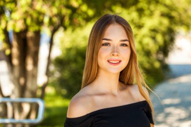 Yaz parkında genç ve güzel bir esmer kadının portresi.