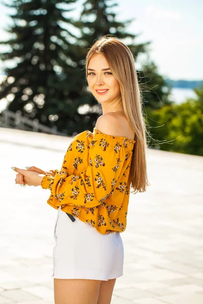 Close Portret Van Een Jonge Mooie Blonde Vrouw Blouse Witte — Stockfoto