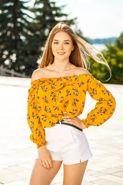 Närbild Porträtt Ung Vacker Blond Kvinna Blus Och Vita Shorts — Stockfoto