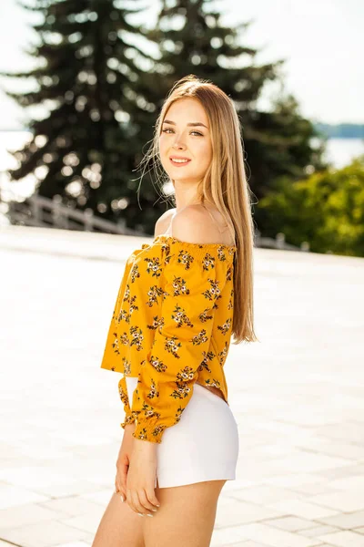 Close Portret Van Een Jonge Mooie Blonde Vrouw Blouse Witte — Stockfoto