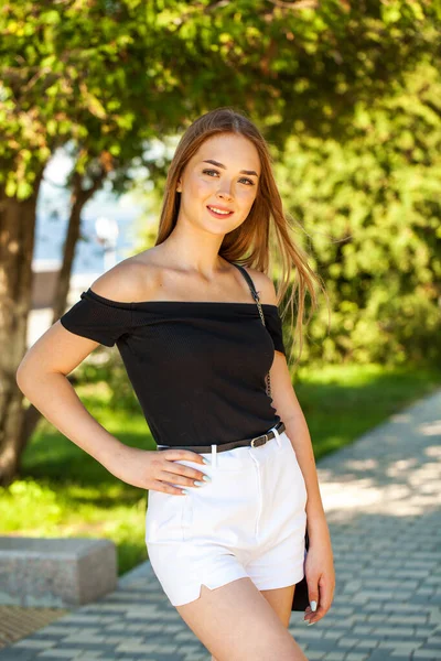 Close Retrato Uma Jovem Bela Mulher Morena Parque Verão — Fotografia de Stock