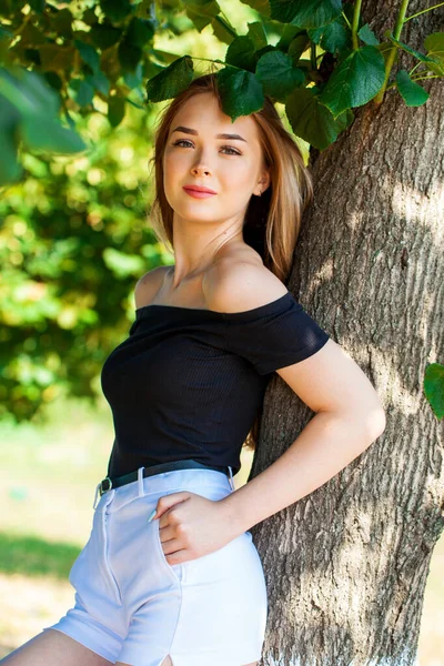 Közelkép Egy Fiatal Gyönyörű Barna Nőről Nyári Parkban — Stock Fotó