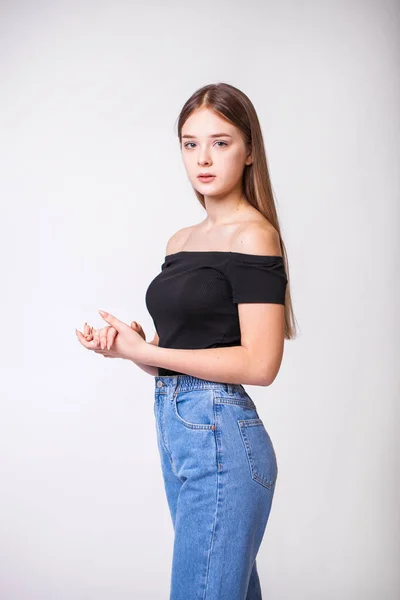 Närbild Porträtt Ung Vacker Flicka Blå Jeans Isolerad Grå Bakgrund — Stockfoto