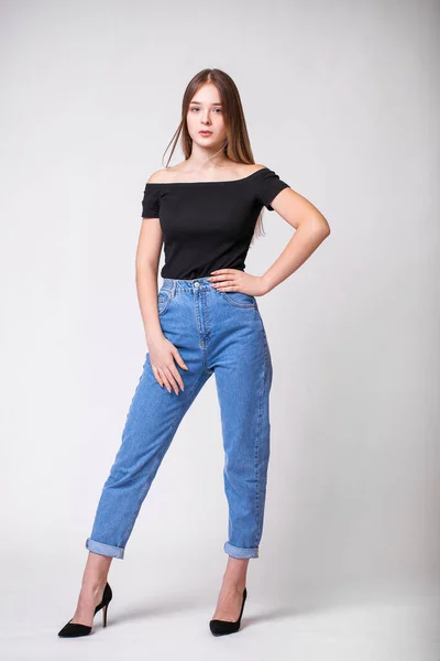 Schöne Sexy Brünette Frau Blauen Jeans Modemodel Jeans Kleidung Isoliert — Stockfoto