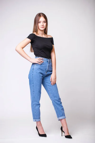 Schöne Sexy Brünette Frau Blauen Jeans Modemodel Jeans Kleidung Isoliert — Stockfoto