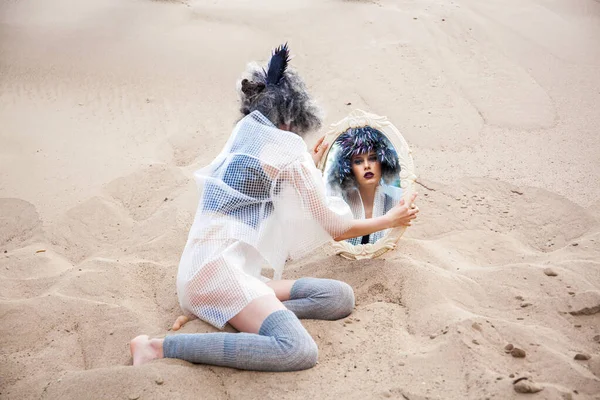 Retrato Modelo Moda Roupas Grife Com Uma Peruca Pena Pássaro — Fotografia de Stock