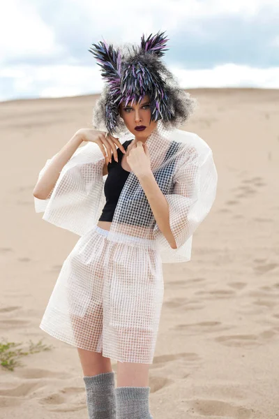 鳥の羽のカツラを着たデザイナー服のファッションモデルの肖像画 — ストック写真