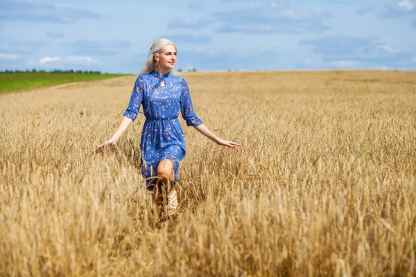 Celotělový Portrét Mladé Krásné Blondýny Módních Šatech Chůze Pšeničné Pole — Stock fotografie
