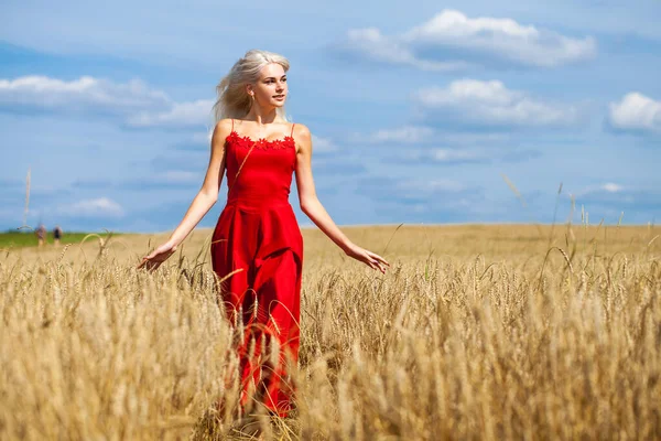 Ganzkörperporträt Einer Jungen Schönen Blonden Frau Modekleid Fuß Weizenfeld — Stockfoto