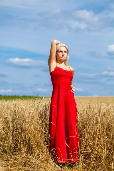 赤いドレスを着た若い美しいブロンドの女性の肖像画 — ストック写真