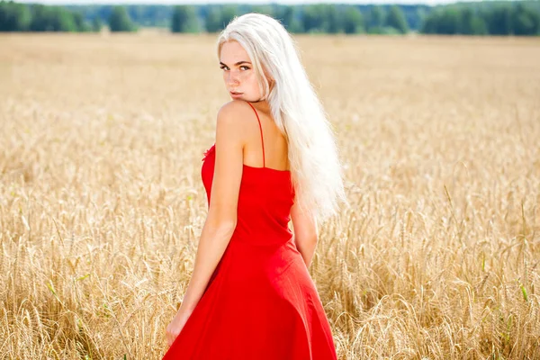 Porträtt Ung Vacker Blond Kvinna Röd Klänning — Stockfoto
