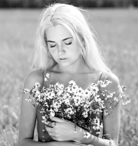 Portrait Young Beautiful Girl Bouquet Field Daisies — Stock Photo, Image