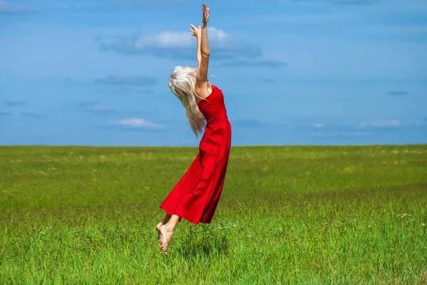 Retrato Corpo Inteiro Uma Jovem Bela Mulher Loira Vestido Vermelho — Fotografia de Stock