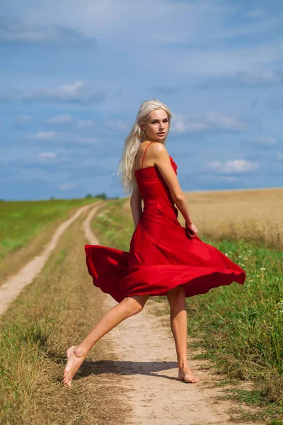 Retrato Corpo Inteiro Uma Jovem Bela Mulher Loira Vestido Vermelho — Fotografia de Stock