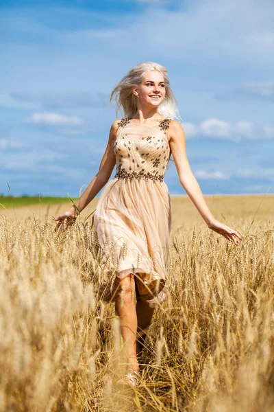 Ganzkörperporträt Einer Jungen Schönen Blonden Frau Modekleid Fuß Weizenfeld — Stockfoto