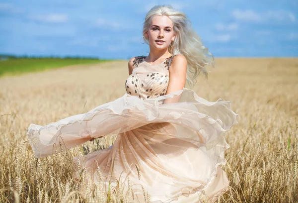 Retrato Corpo Inteiro Uma Jovem Bela Mulher Loira Vestido Moda — Fotografia de Stock