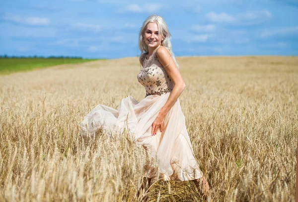 Полный Портрет Молодой Красивой Блондинки Модном Платье Гуляющей Пшеничному Полю — стоковое фото