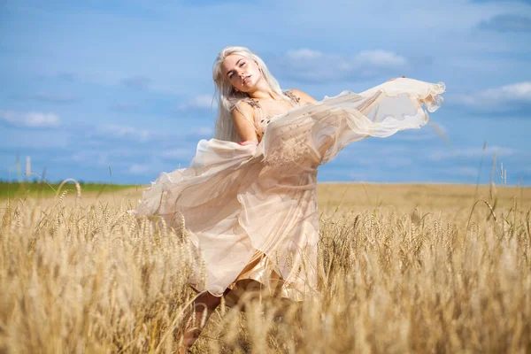 Ganzkörperporträt Einer Jungen Schönen Blonden Frau Modekleid Fuß Weizenfeld — Stockfoto