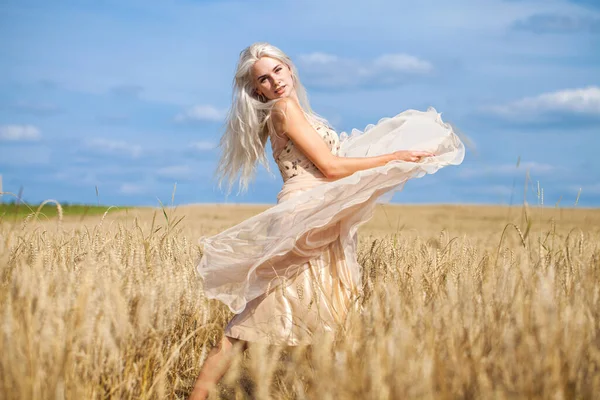Pełne Ciało Portret Młodej Pięknej Blondynki Sukience Mody Chodzenie Pszenicy — Zdjęcie stockowe